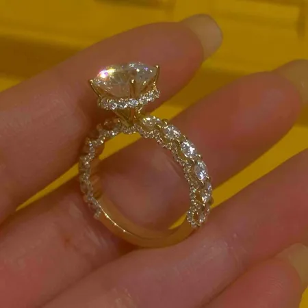 Round Cut Diamond White...