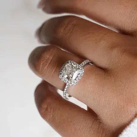 Cushion Diamond White...