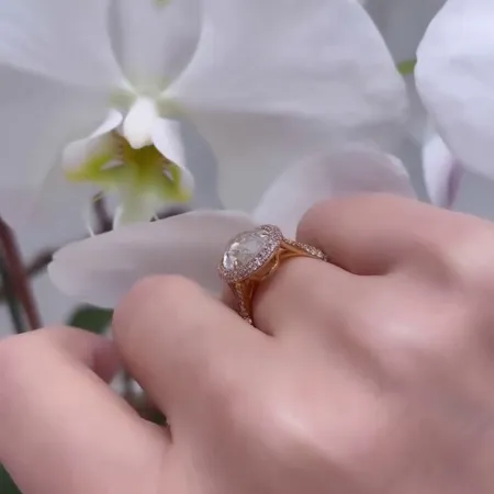 Oval Cut Diamond White...