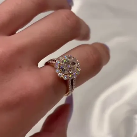 Oval Cut Diamond White...