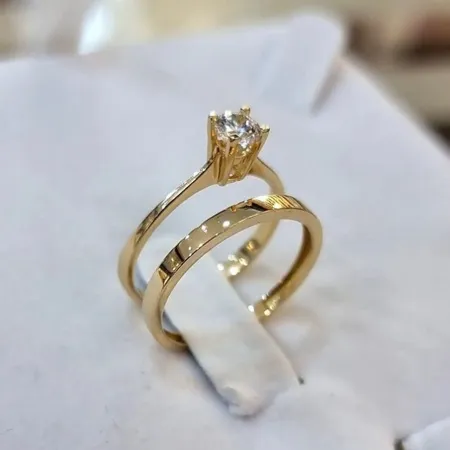 Round Cut Diamond White...