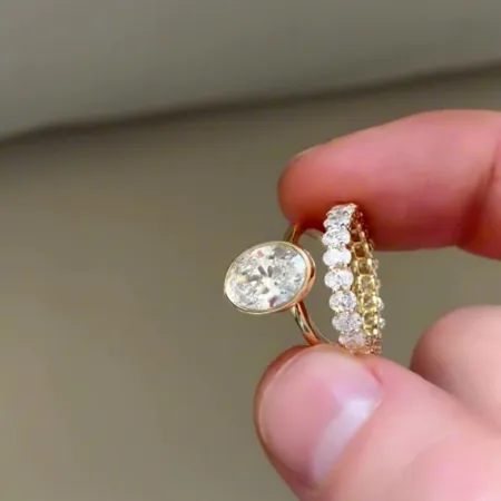 Oval Cut Diamond White...