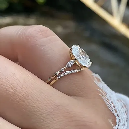 Oval Cut Diamond White...