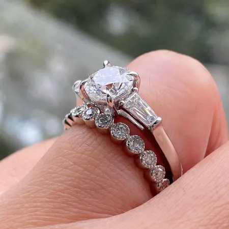 Round Cut Diamond White...