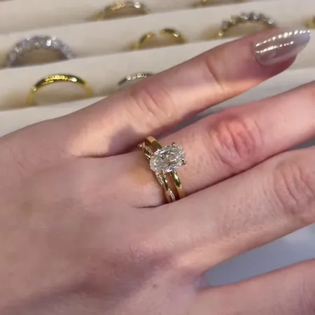 Oval Cut Diamond White...