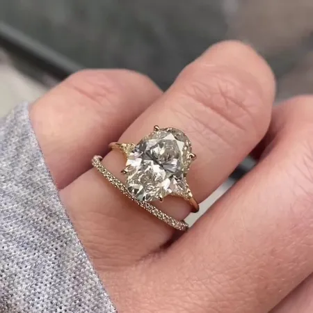 Oval Cut Diamond White...