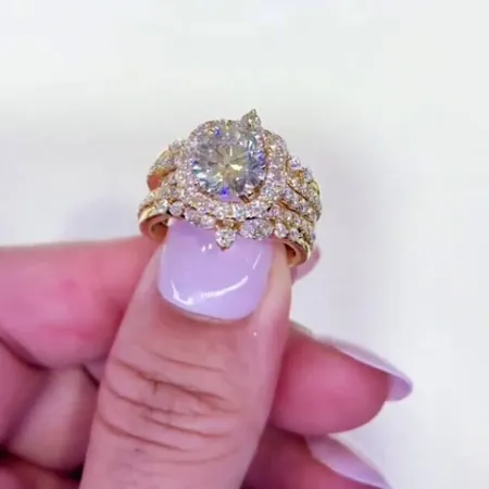 Round Cut Diamond White...