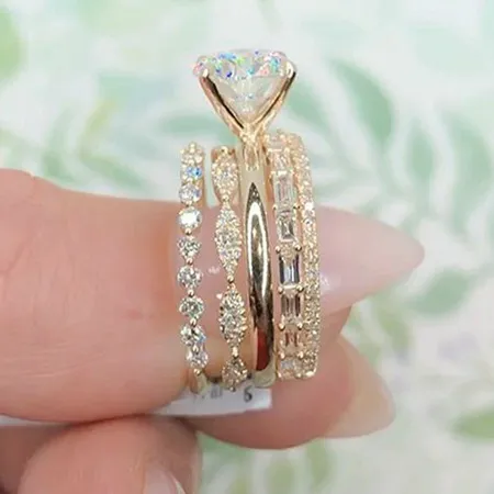 Round Cut Diamond White...