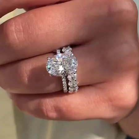 Oval Cut Diamond White...