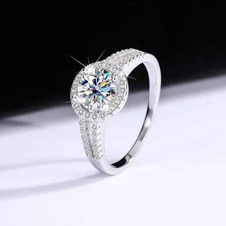 Round Cut Moissanite...