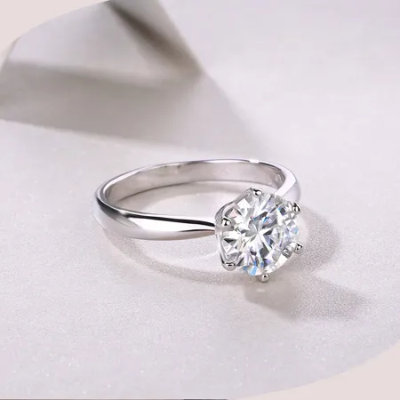 Round Cut Moissanite...