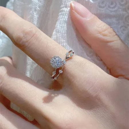 Round Cut Moissanite...