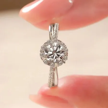 Round Cut Moissanite...