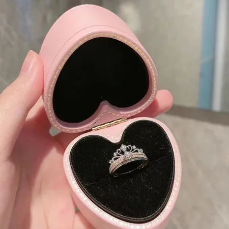 Round Cut Moissanite...